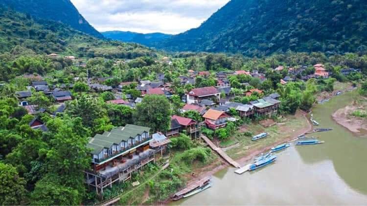 Lattanavongsa Guesthouse And Bungalows Muang Ngoi Экстерьер фото