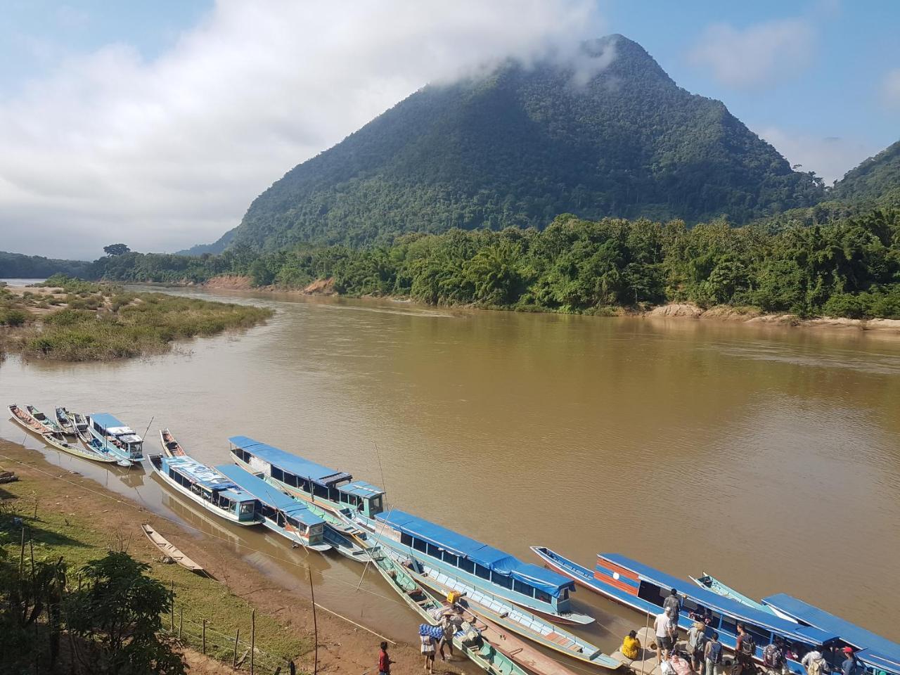 Lattanavongsa Guesthouse And Bungalows Muang Ngoi Экстерьер фото