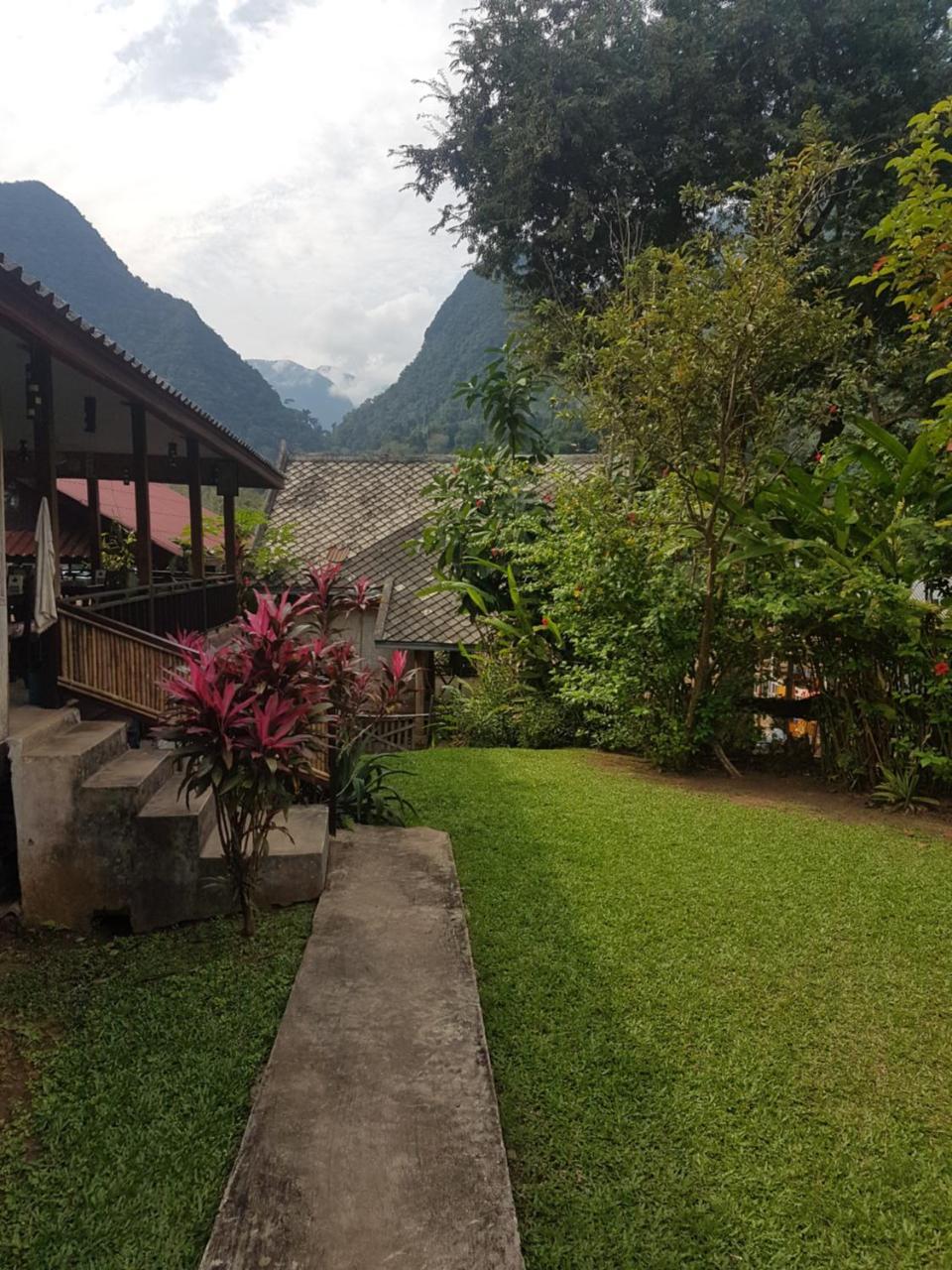 Lattanavongsa Guesthouse And Bungalows Muang Ngoi Экстерьер фото